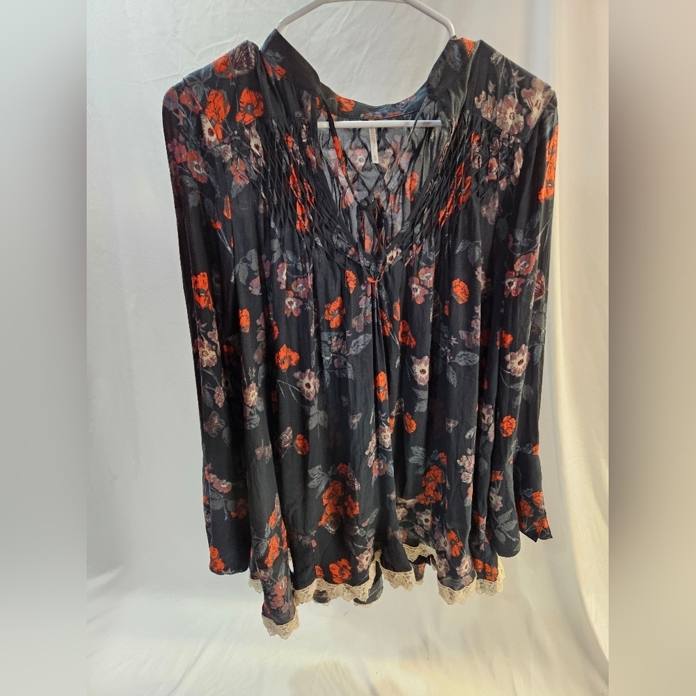 Free People Women's Medium Pebble Crepe So Fine Smocked Floral Tunic Top Blue